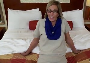 Glasses-wearing hottie fucked in a hotel room