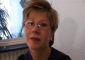 Mommy in cute glasses rubbing her wrinkly cunt