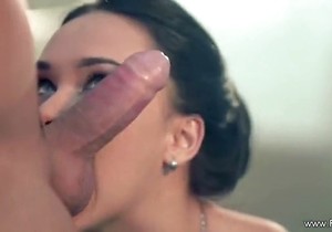 Dark-haired hoe shows her oral skills, it's captivating